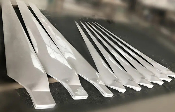 大型风力发电机叶片怎样制作？？？