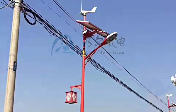 路灯风力发电机发出来的电是几多伏？？？？能贮存起来吗？？？？